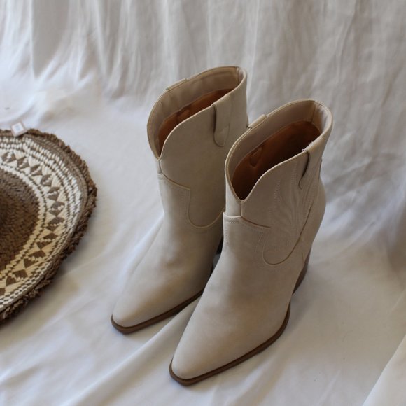 🚨ON SALE🚨// Beige western style boot vegan soft leather - Picture 15 of 17